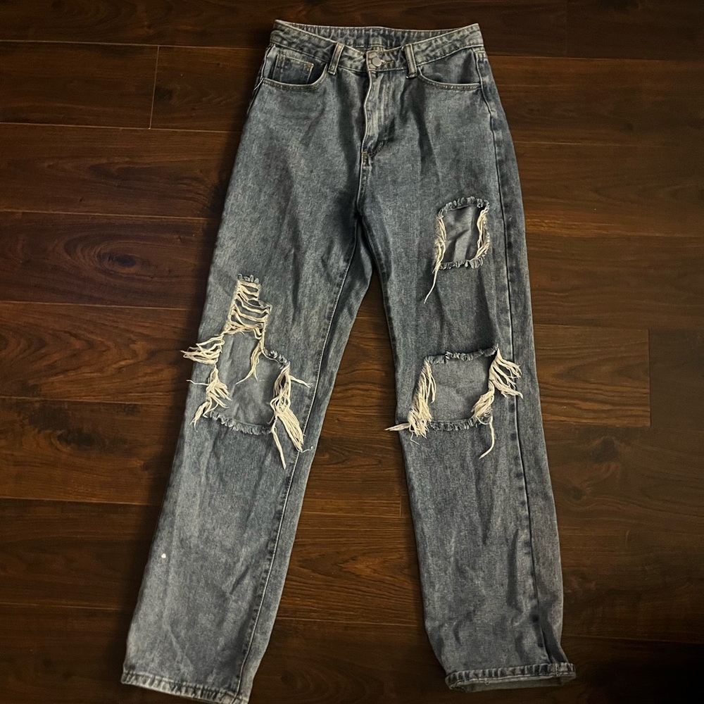 Lightwash wide legged ripped jeans